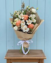 Букет цветов из:  Альстромерии, Лизиантусы, Розы и Хризантемы в Борисоглебском