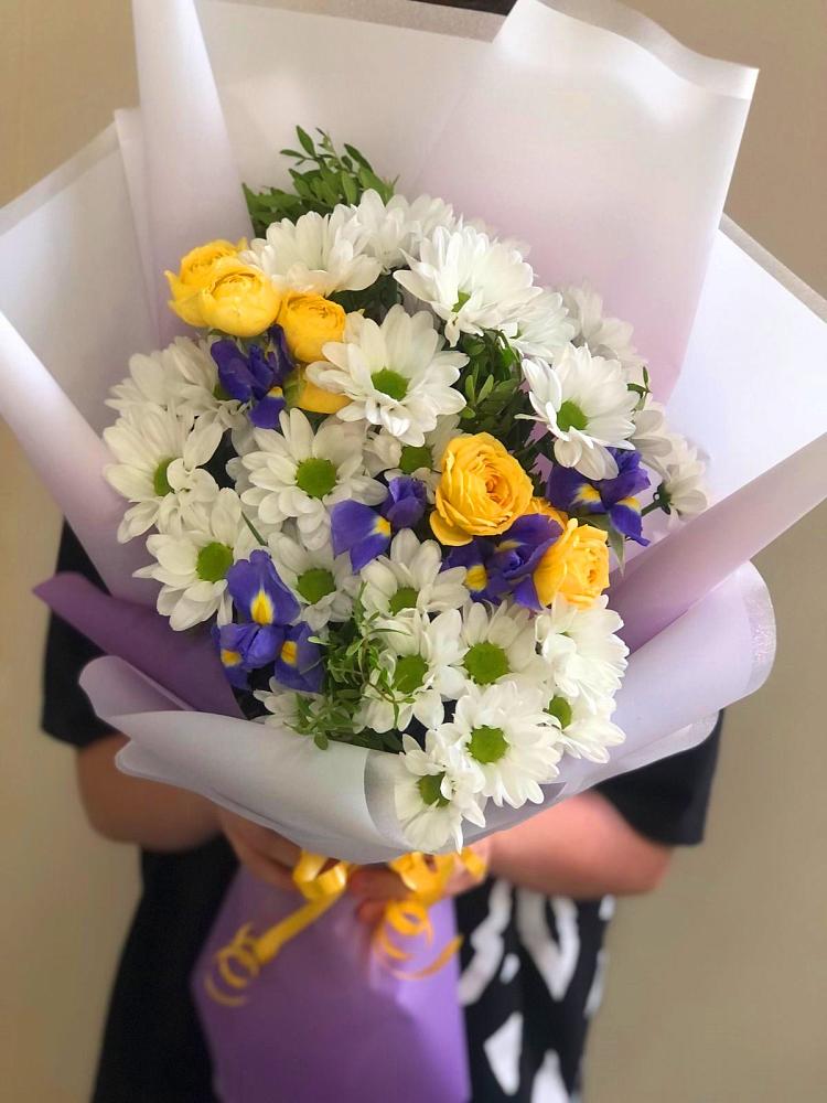 Букет цветов из: Ирисы, Хризантемы и Розы в Борисоглебском