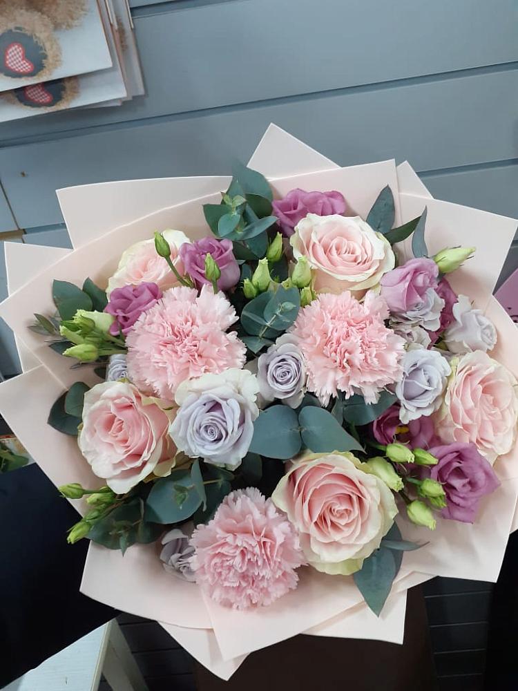 Букет цветов из: Розы, Гвоздики и Лизиантусы в Борисоглебском